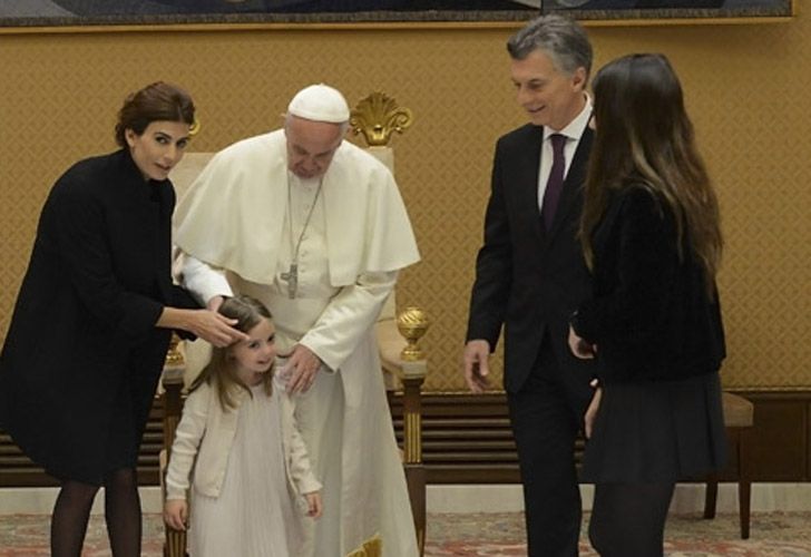 Macri, Awada y el Papa Francisco pendientes de la pequeña Antonia.