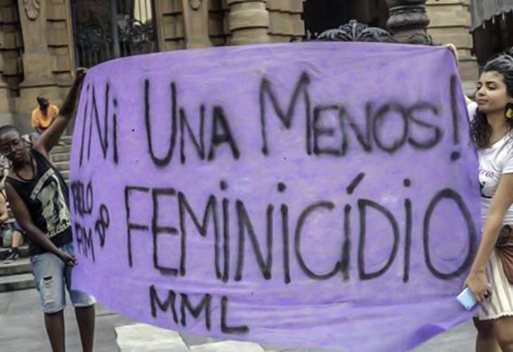 Marcha de #NiUnaMenos en Brasil.