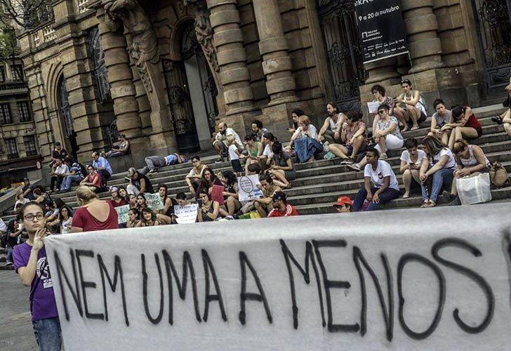 Marcha de #NiUnaMenos en Brasil.