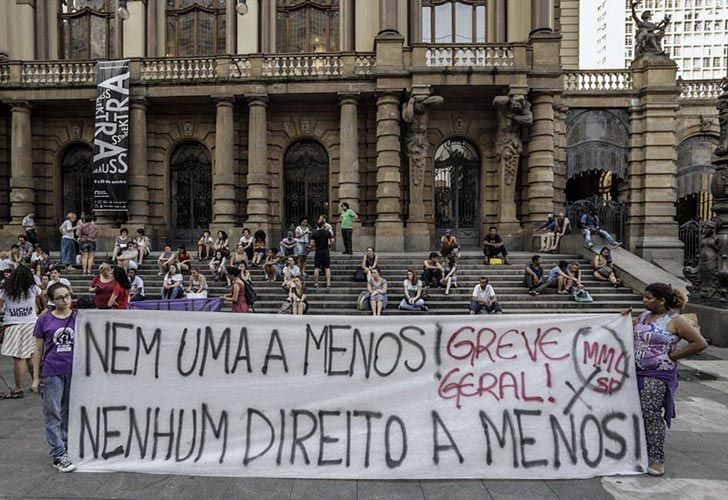 Marcha de #NiUnaMenos en Brasil.