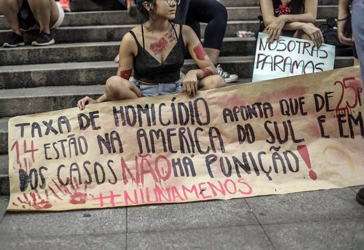 Marcha de #NiUnaMenos en Brasil.