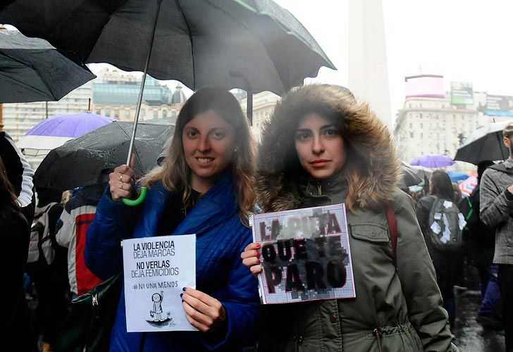 Marca de #NiUnaMenos en el Obelisco