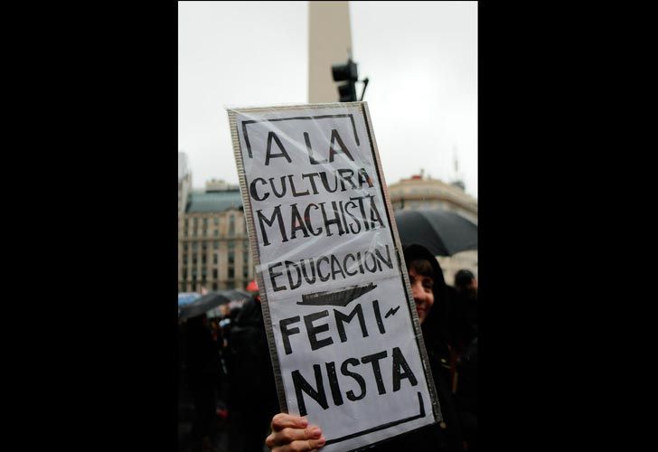 Marca de #NiUnaMenos en el Obelisco