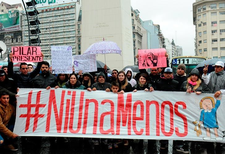 Marca de #NiUnaMenos en el Obelisco