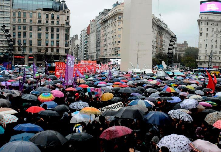 Marca de #NiUnaMenos en el Obelisco