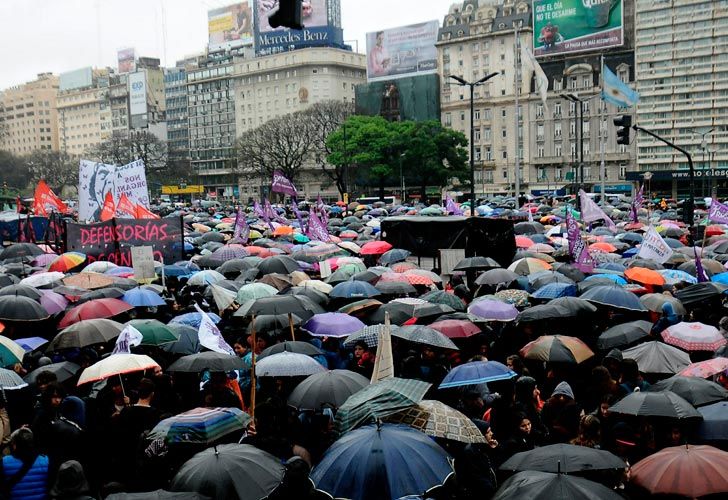 Marca de #NiUnaMenos en el Obelisco