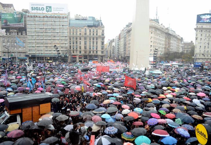 Marcha de #NiUnaMenos en el centro porteño