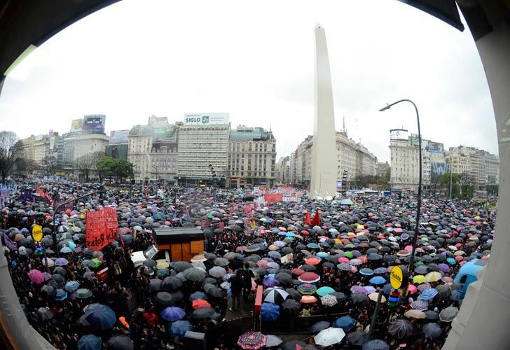 Marcha de #NiUnaMenos en el centro porteño