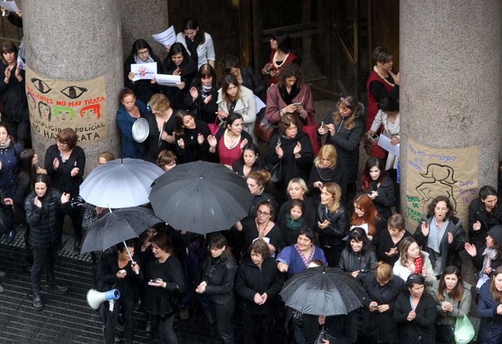 Mujeres al grito de "Ni una menos" en el centro porteño.