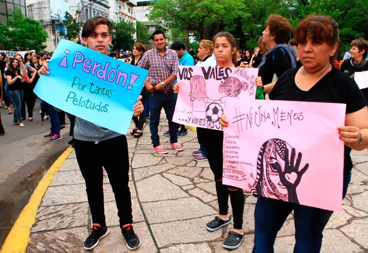 Resistencia: Miles de mujeres vestidas de negro,al grito de 'Ni una menos, vivas nos queremos' tomaron las calles de la capital chaqueña en su primer paro contra la violencia de género y los femicidios.