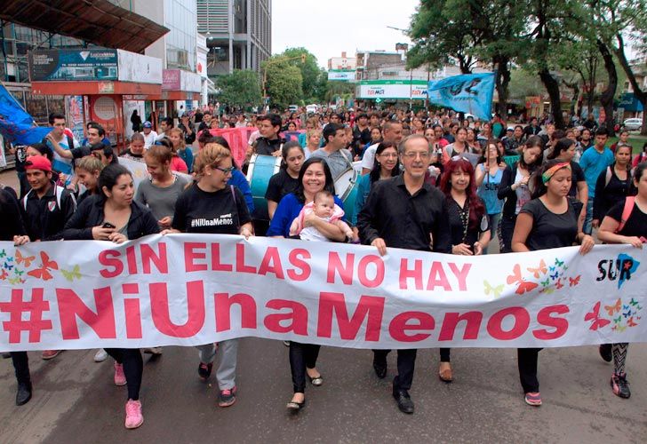 Resistencia: Miles de mujeres vestidas de negro,al grito de 'Ni una menos, vivas nos queremos' tomaron las calles de la capital chaqueña en su primer paro contra la violencia de género y los femicidios.