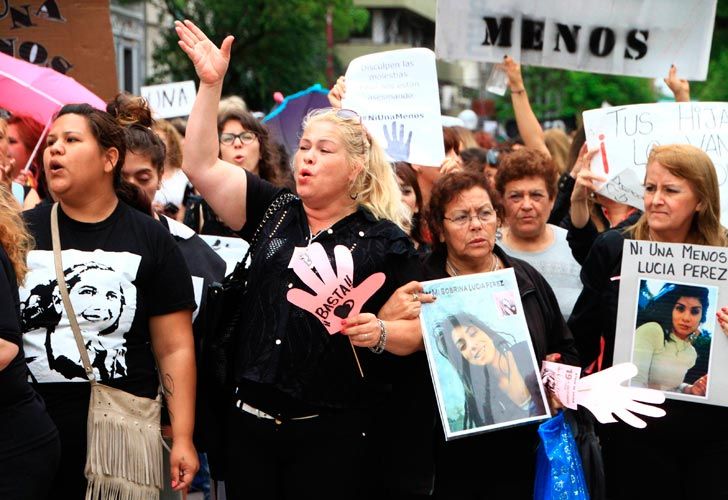 Resistencia: Miles de mujeres vestidas de negro,al grito de 'Ni una menos, vivas nos queremos' tomaron las calles de la capital chaqueña en su primer paro contra la violencia de género y los femicidios.