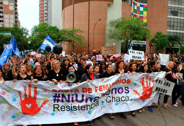 Resistencia: Miles de mujeres vestidas de negro,al grito de 'Ni una menos, vivas nos queremos' tomaron las calles de la capital chaqueña en su primer paro contra la violencia de género y los femicidios.