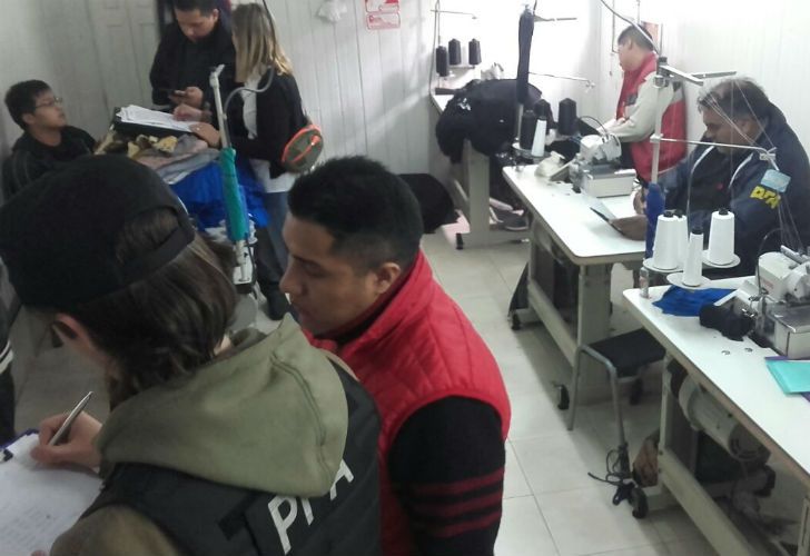 Eran explotados en un taller textil ubicado detrás de un almacén. 