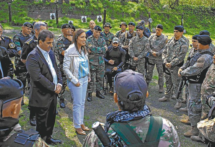 Uniformes. Vidal con el Grupo Halcón. Ahora buscan ampliar a otras fuerzas.