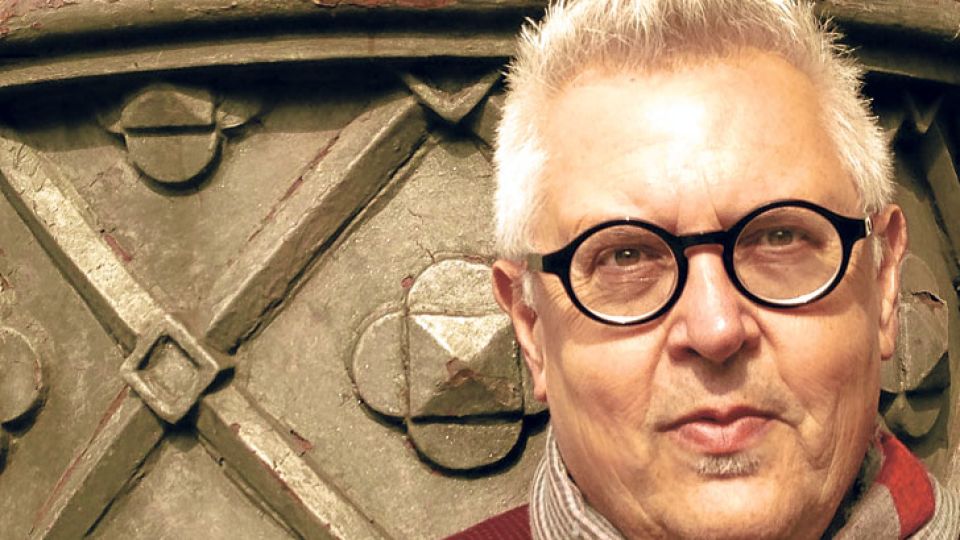 Rodriguez Nuñez. Publicó más de veinte poemarios en editoriales de Inglaterra, Estados Unidos, Francia, México y España.