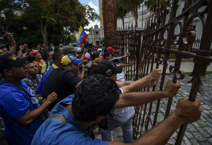 Militantes chavistas irrumpieron una sesión de la Asamblea Nacional.