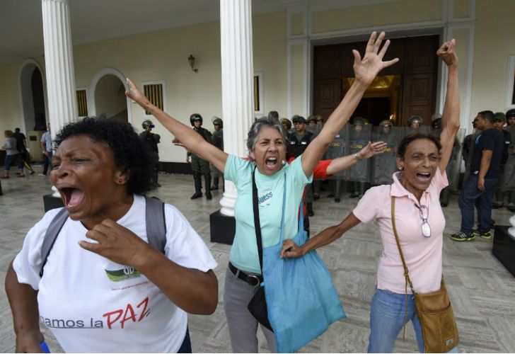 Militantes chavistas irrumpieron una sesión de la Asamblea Nacional.