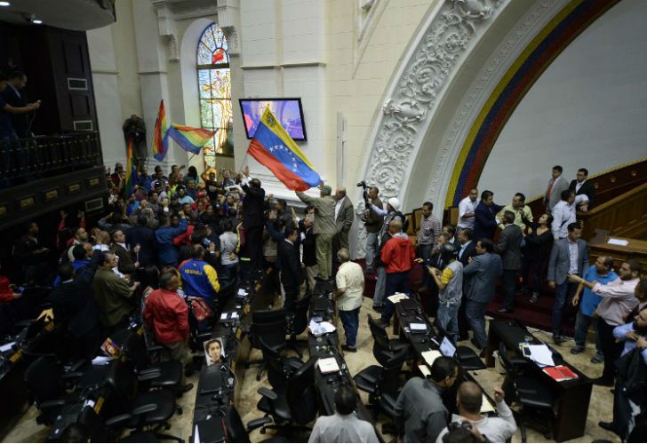 Militantes chavistas irrumpieron una sesión de la Asamblea Nacional.