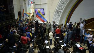 Militantes chavistas irrumpieron una sesión de la Asamblea Nacional.