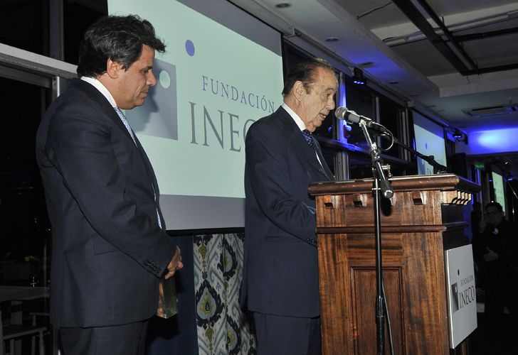 Alberto Fonbtevecchia recibe su distinción de manos de Facundo Manes, presidente de la Fundación INECO.