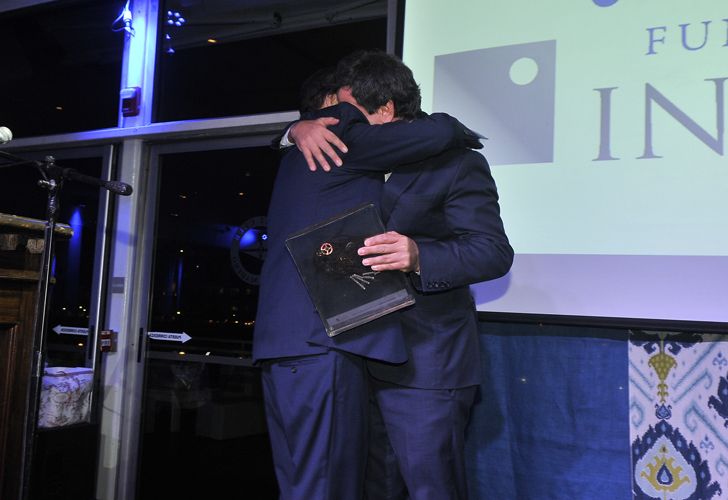 Alberto Fonbtevecchia recibe su distinción de manos de Facundo Manes, presidente de la Fundación INECO.