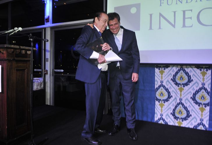 Alberto Fonbtevecchia recibe su distinción de manos de Facundo Manes, presidente de la Fundación INECO.