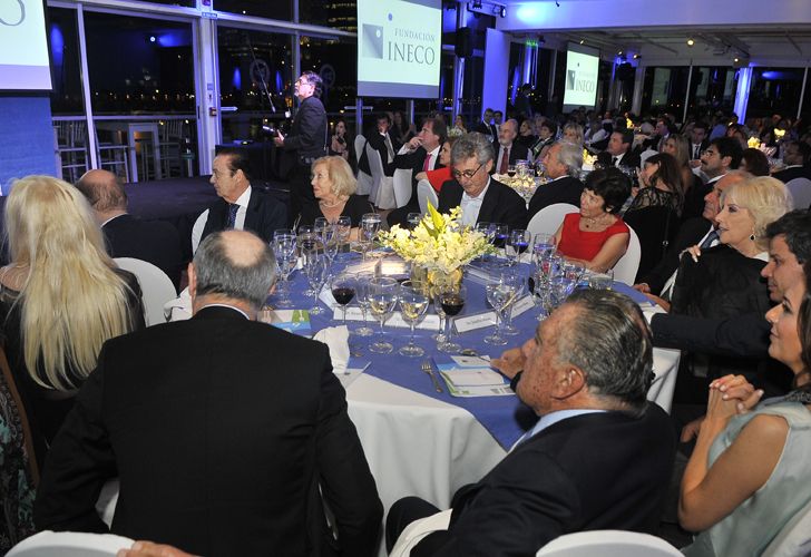 Alberto Fonbtevecchia junto a su esposa y a las conductoras Mirtha Legrand y Susana Giménez, en la  6° cena anual de Recaudación de Fondos de la Fundación INECO.