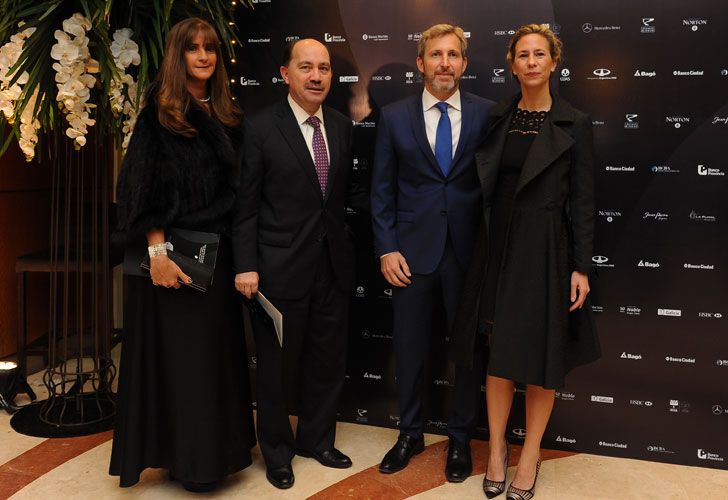 Javier Ortiz Batalla y el ministro del Interior Rogelio Frigerio, junto a sus esposas.