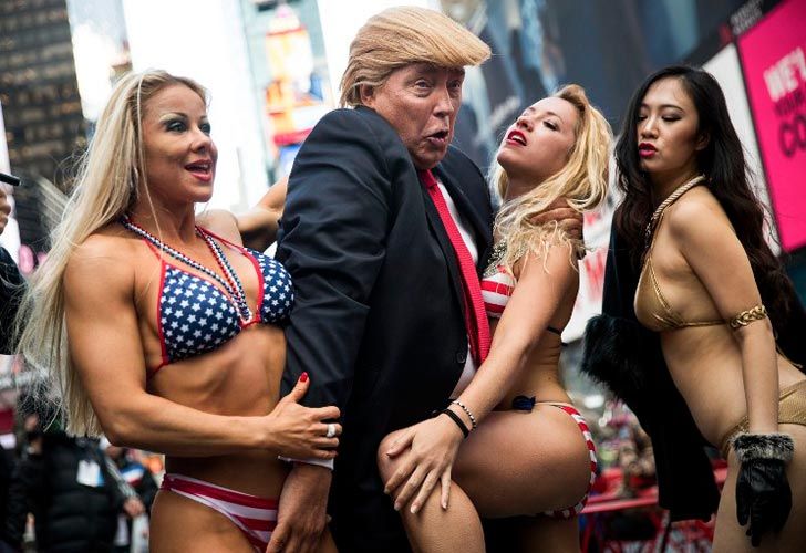 Un falso Trump rodeado de chicas en bikini.