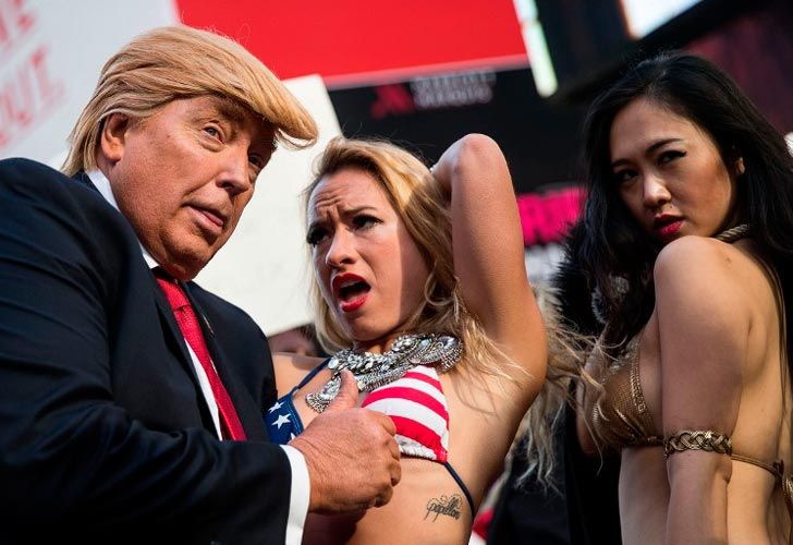 Un falso Trump rodeado de chicas en bikini.