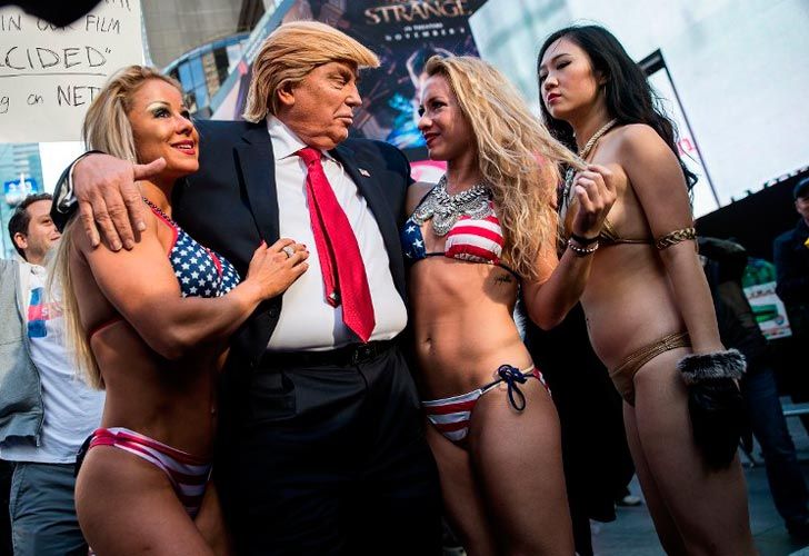 Un falso Trump rodeado de chicas en bikini.