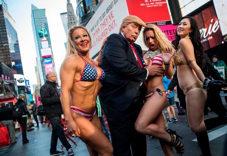 Un falso Trump rodeado de chicas en bikini.