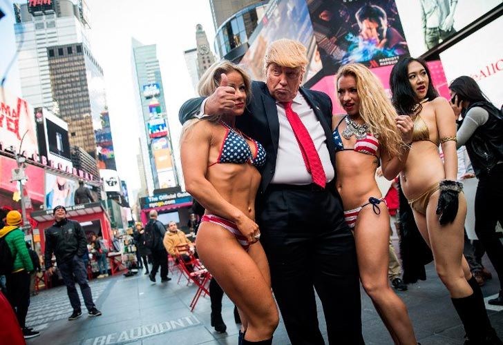 Un falso Trump rodeado de chicas en bikini.