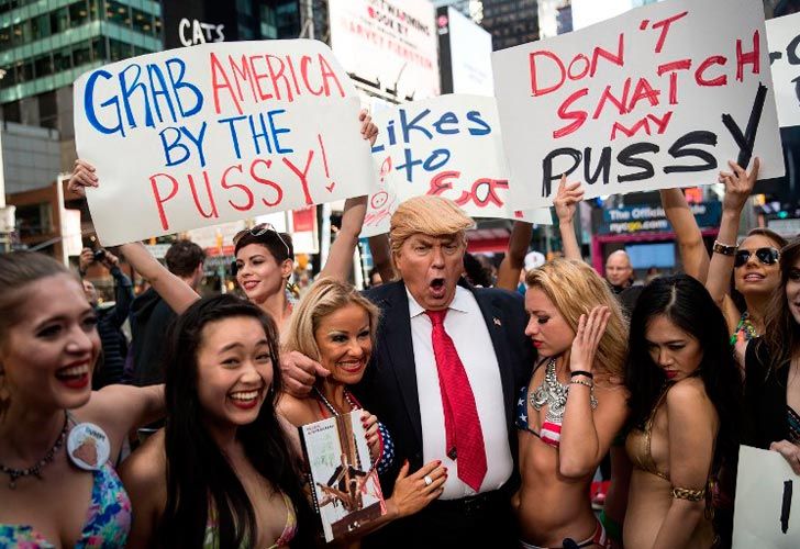 Un falso Trump rodeado de chicas en bikini.