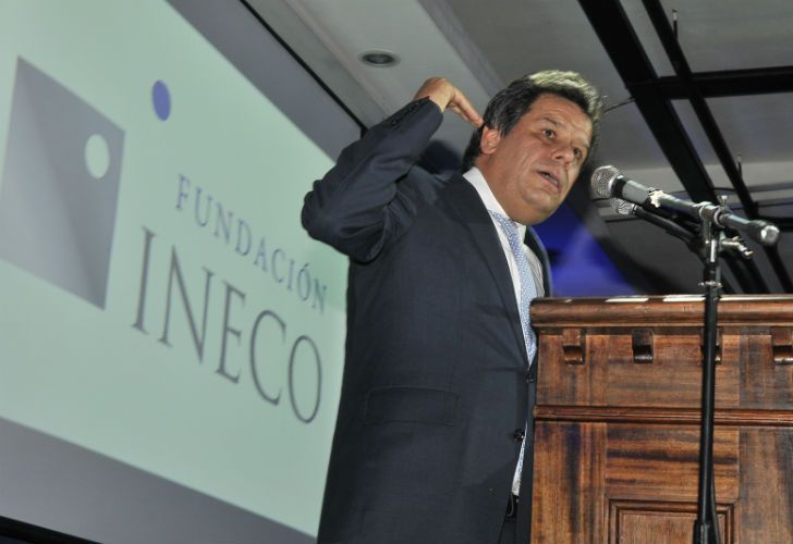 El neurocientífico y presidente de INECO, Facundo Manes, entregó el Premio "Cerebro saludable" a Alberto Fontevecchia.