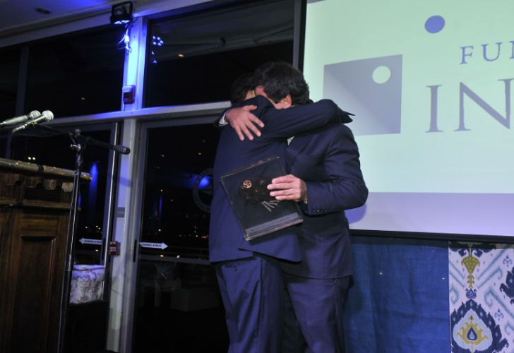 El neurocientífico y presidente de INECO, Facundo Manes, entregó el Premio "Cerebro saludable" a Alberto Fontevecchia.