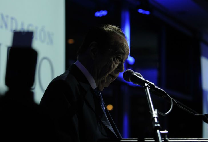 Alberto Fontevecchia, fundador de Editorial Perfil, durante la ceremonia en que fue distinguido por la Fundación INECO.