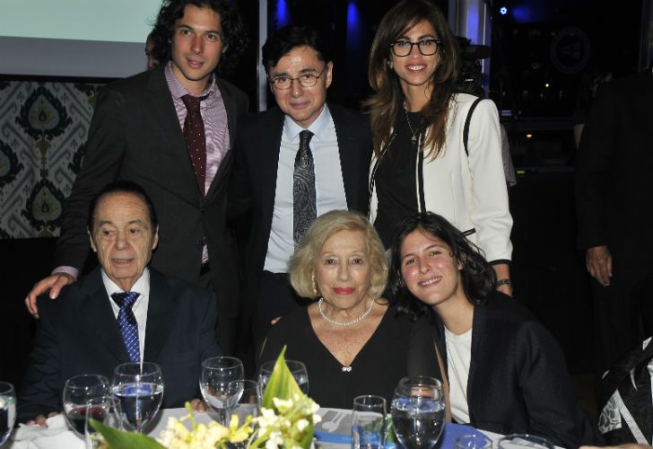 Alberto Fontevecchia y su familia, durante la cena anual de la Fundación INECO.