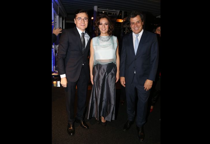 El CEO de Editorial PERFIL, Jorge Fontevecchia, junto a Facundo Manes y su esposa Josefina.