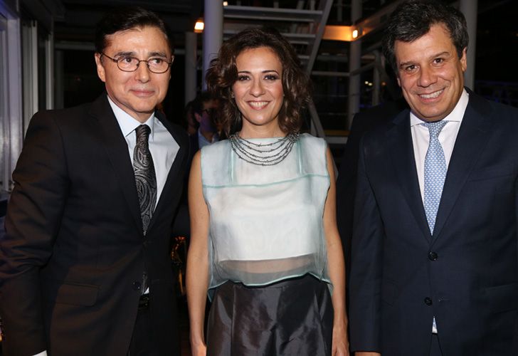 El CEO de Editorial PERFIL, Jorge Fontevecchia, junto a Facundo Manes y su esposa Josefina.