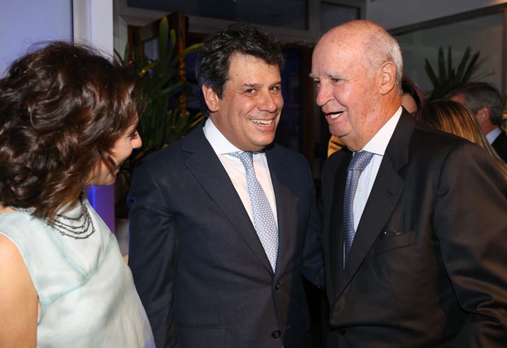 El presidente de la Fundación INECO, Facundo Manes, junto a su esposa.