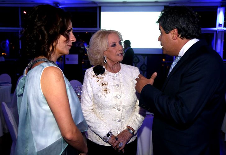 Facundo Manes y su esposa junto a la conductora Mirtha Legrand.