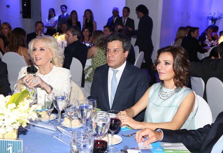 Mirtha Legrand junto al presidente de la Fundación INECO, Facundo Manes, y su esposa Josefina.