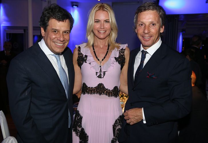 El presidente de la Fundación INECO, Facundo Manes, junto a Valeria Mazza y Alejandro Gravier.