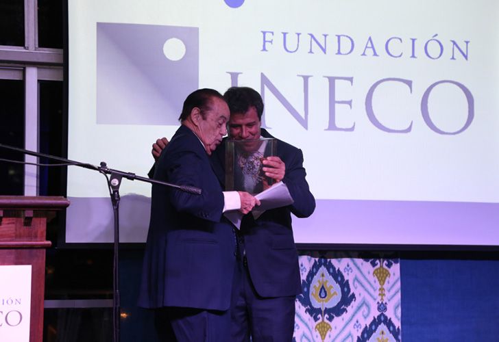 Alberto Fontevecchia junto a Facundo Manes.