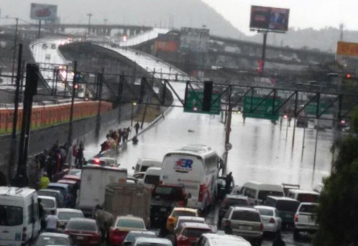 La lluvia ocasionó inundación en puente de la Concordia.