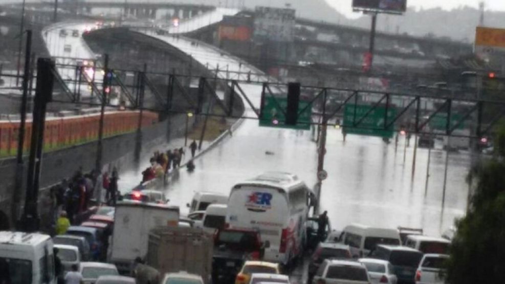 La lluvia ocasionó inundación en puente de la Concordia.