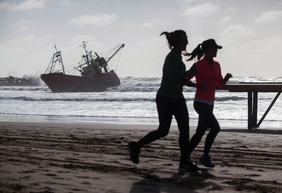 Barco encallado en Mar del Plata