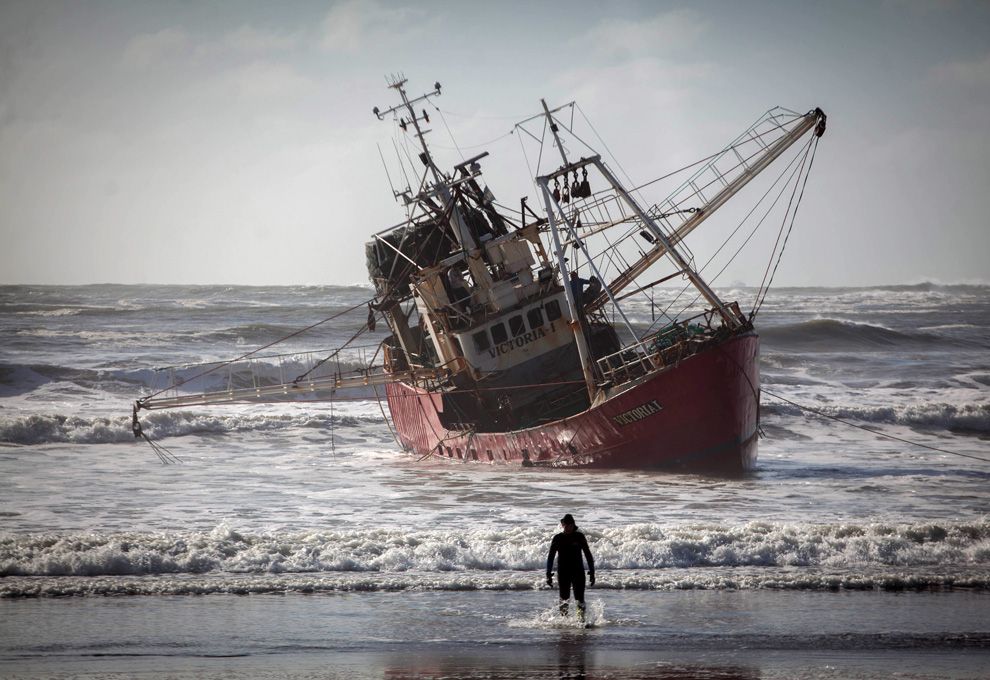 Barco encallado en Mar del Plata